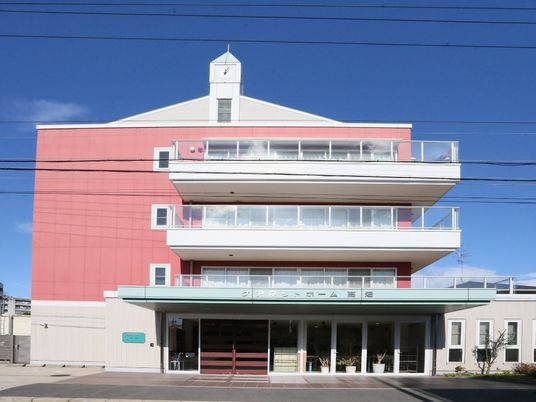 ピンクの壁の建物外観