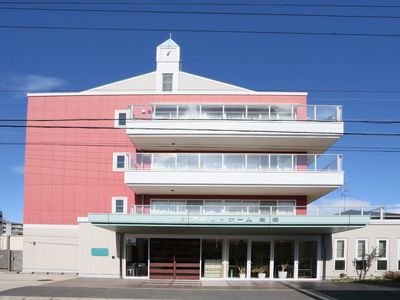 ピンクの壁の建物外観