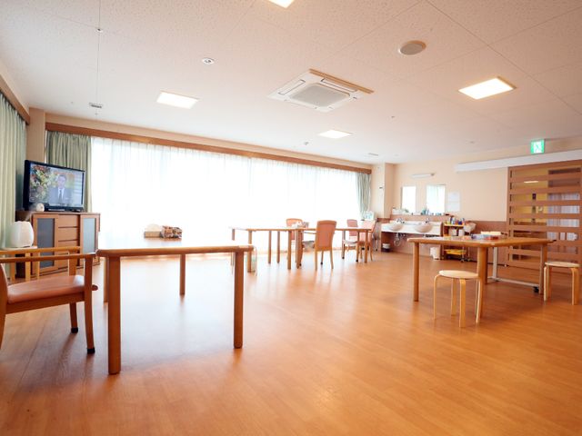 明るいダイニングルーム 食事場所2 広々としたダイニングルームは日差しがたっぷりと差し込み、テレビのある居心地の良い空間です。利用者の皆さんが集い、食事や会話を楽しむ場となっています。