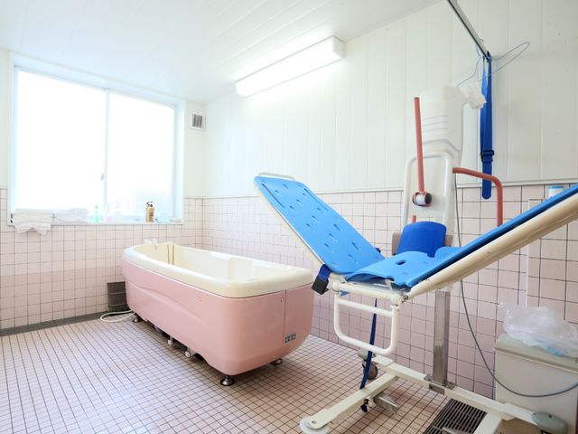 明るいバリアフリー浴室 入浴室5 広々とした清潔感のある浴室です。移乗しやすい設計のバスリフトがあり、全ての方が安心してご利用いただけます。