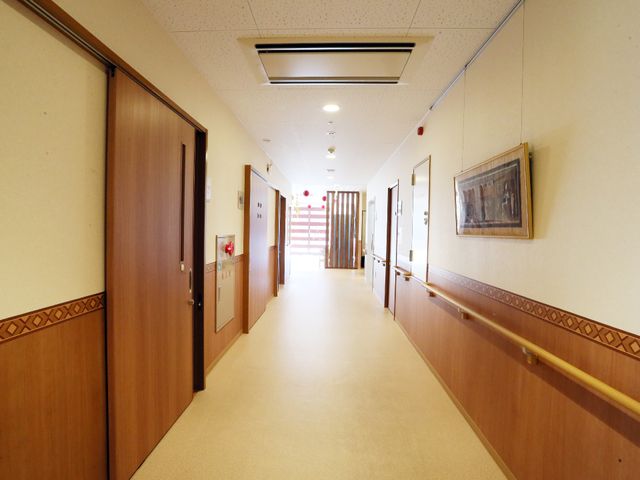 廊下の明るい雰囲気 廊下 ゆったりとした廊下は、手すりが整備された安心設計です。ユーザーの移動もスムーズに行えます。