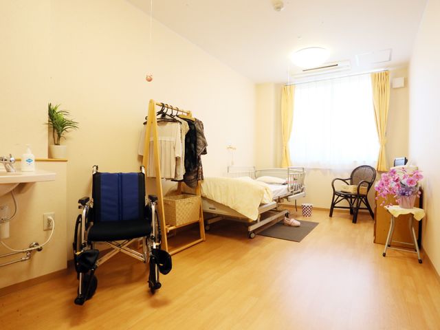 居室内の明るい空間 入居部屋 日差しの温もりが感じられるゆとりのある居室です。快適さを追求した設計で、日々の生活をサポートいたします。