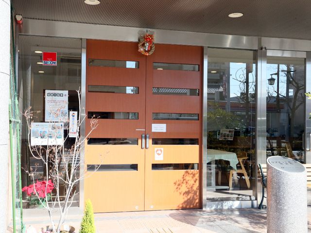 暖かみのあるエントランス 入り口 木のぬくもりを感じさせるウェルカムな入口で、訪れる方を温かく迎えます。外から見える内部も明るく、開放感があります。