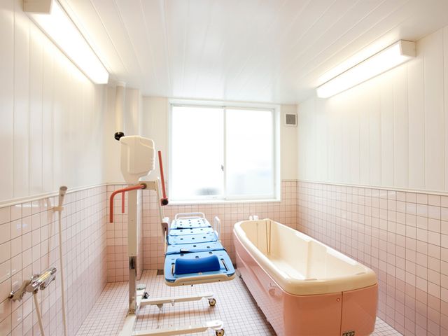 清潔な浴室設備 浴室 利用者の安全と快適さを配慮した手すり付きの浴室です。明るく広々とした設計で、リラックスした時間を過ごせます。