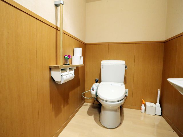トイレの清潔な空間 トイレ ゆったりとしたトイレには手すりが備わり、安全に利用できる工夫がされています。清潔感があり、居心地の良さを感じられる空間です。