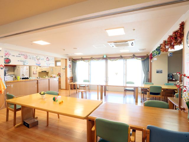広々とした明るい食堂 ダイニング ゆとりの空間で日光が差し込む、心地良い食堂です。ここでは利用者の方々が食事を楽しむ様子が想像できます。