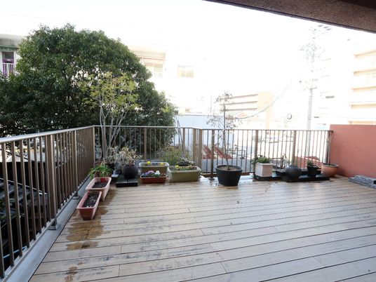 明るい空間の屋外テラス