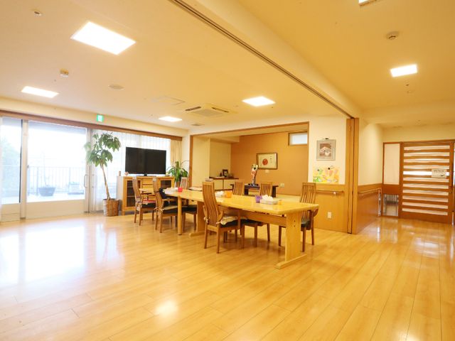 明るい共有スペース リビング 広々として明るいダイニングルームは、入居者が食事や交流を楽しむ心地よい場所です。大きな窓から自然光が入り、温かな雰囲気を提供しています。