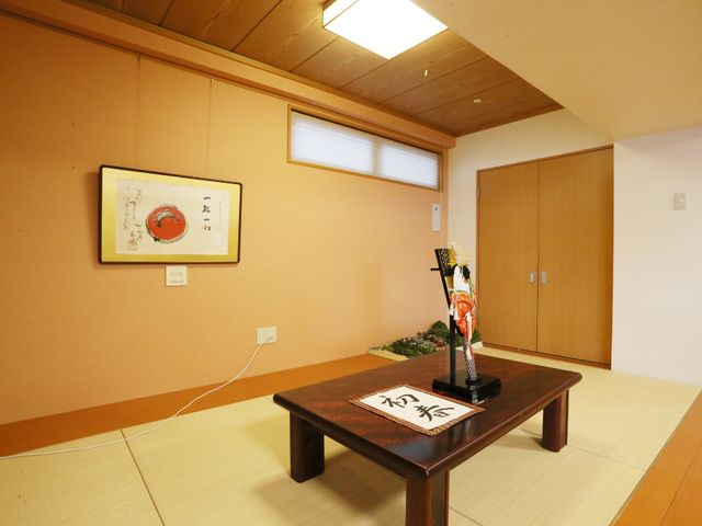 和室の一角 和室1 落ち着いた色合いの和室です。壁には日本画が飾られ、文化に触れる空間となっています。