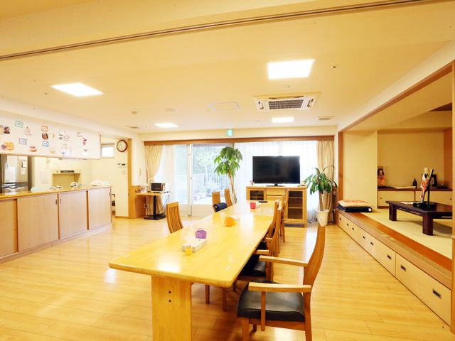 共有スペースの和やかな雰囲気 リビング2 広々としたダイニングルームです。木のテーブルや椅子が温かみを感じさせ、皆さんのコミュニケーションの場を提供しています。