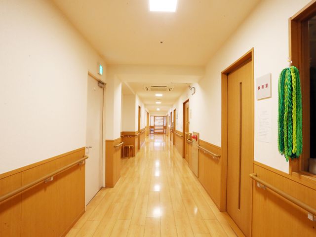 廊下の明るいイメージ 廊下 廊下は清潔で明るく、手すりが整った安全な通路です。快適に過ごせるよう配慮された設計を体感いただけます。