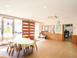 明るいエントランスの様子