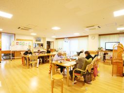 明るい共有リビングルーム