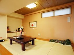明るい和室の居室