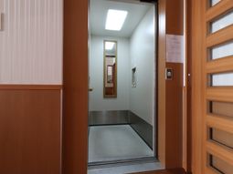 清潔な木目調エレベーター