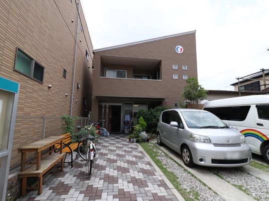 入口と駐車場の外観