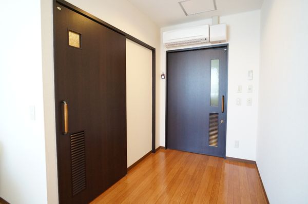 シンプルな居室のエントランス