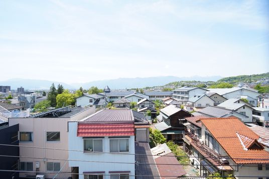 山が見える街並み