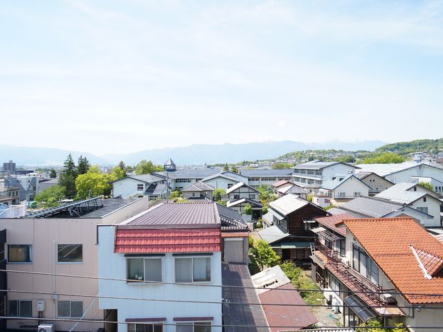 山が見える街並み 環境 清々しい空気と美しい山々を望む心地よい環境です。ここでの業務は、自然に囲まれた癒しのひとときを提供できるでしょう。