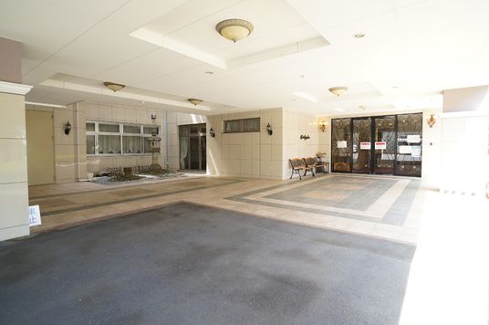 広々とした明るいエントランス