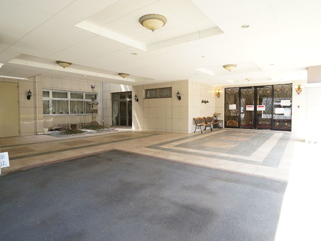 広々とした明るいエントランス エントランス 落ち着いた色合いのエントランスは、訪れる方々を優しく迎え入れます。ベンチでのひとときもゆったりとお過ごしいただけます。