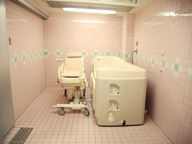 バリアフリー設計の浴室 特殊浴 清潔感のあふれる浴室です。手すりや高さ調節可能な椅子が設置され、快適な入浴を支援します。