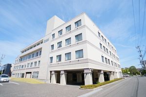明るい日差しの中庭