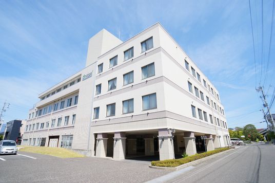 明るい日差しの中庭