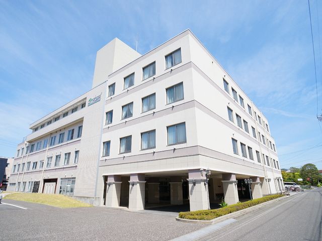 明るい日差しの中庭 外観 広々としたスペースが確保されたモダンな外観です。周辺環境も整っており、日々の業務に活気を与える場所となります。