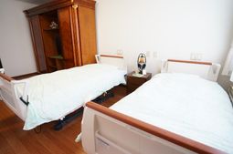 居室のベッドと家具