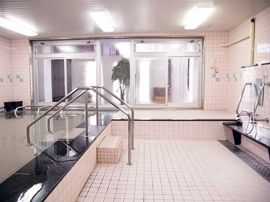 清潔な浴室の全景