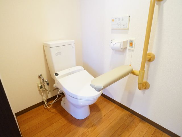 バリアフリートイレ設備 トイレ 安全かつ快適な使用を考えたトイレです。手すりが設置されており、サポートが必要な方も安心してご利用いただけます。