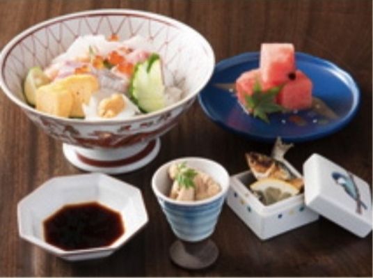 和食の丁寧な盛り付け