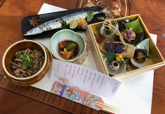 秋の会席料理の食事  