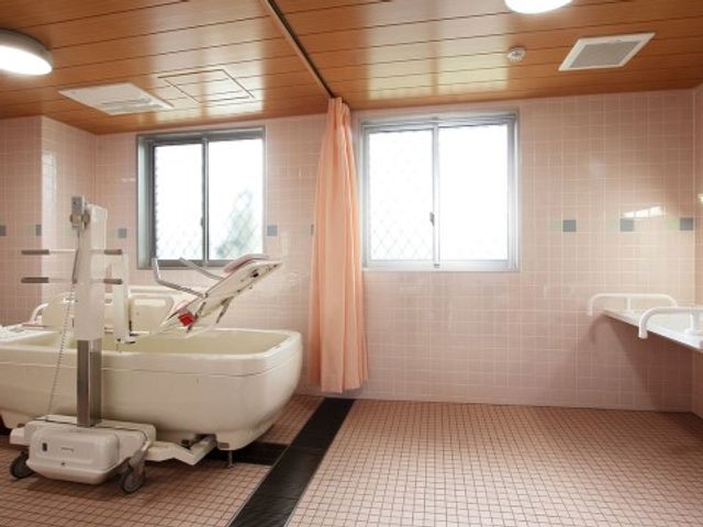 清潔な浴室設備 浴室 充実した設備の浴室です。安全かつ快適に利用できるよう配慮された空間が整っています。