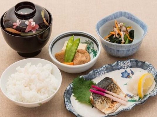 和食を並べた食事風景