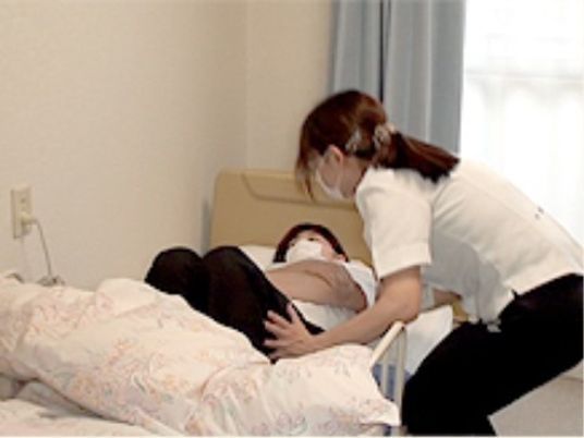 介護員と利用者の居室