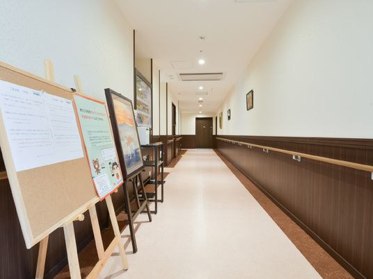 案内と掲示のある廊下