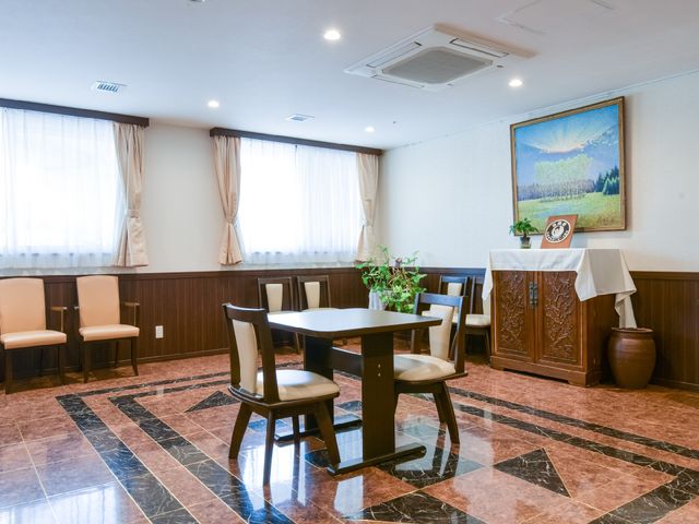 美しい床の食堂 ロビー 広々とした落ち着いた色合いの食堂です。テーブルと椅子が配置され、ゆったりとした食事が楽しめる環境が整っています。