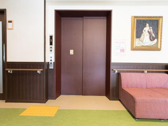 エレベーターとソファー エレベーター 広々としたエリアに設置されたエレベーターの様子です。寄り添うように配置されたソファーも、待ち時間を快適に過ごせる工夫となっています。