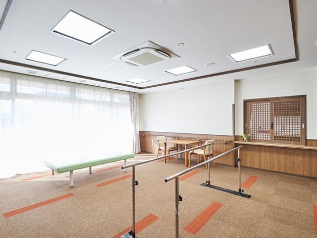 機能訓練室の様子 機能訓練室 明るく広々とした機能訓練室では、安全に体を動かすための設備が整っています。利用者の健康維持に役立つ環境で、お仕事をしませんか？