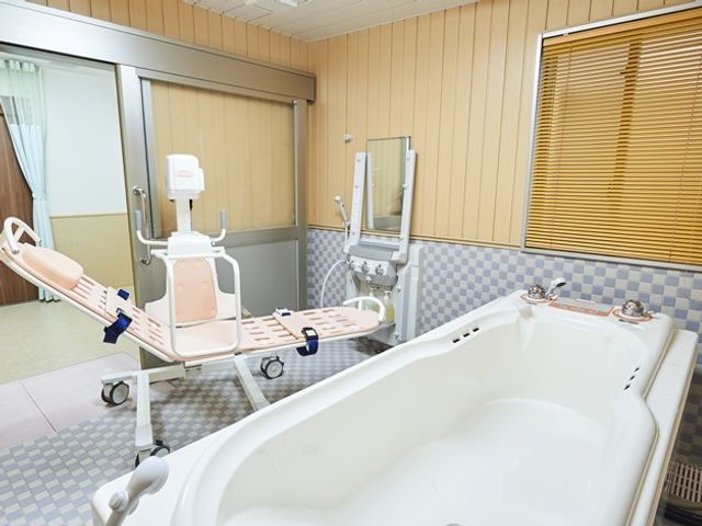 清潔な浴室設備 機械浴室 快適なバスタイムをサポートする設備が整備されており、清潔感のあふれる浴室です。手すりや座浴椅子も備えてあり、安心してご利用いただけます。