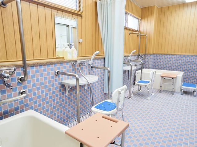 バリアフリーな浴室設備 浴室 手すりやシャワーチェアを完備した清潔な浴室です。利用者の快適さと安全を考慮した設計になっています。