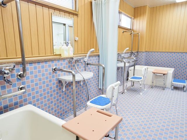 バリアフリーな浴室設備 浴室 手すりやシャワーチェアを完備した清潔な浴室です。利用者の快適さと安全を考慮した設計になっています。