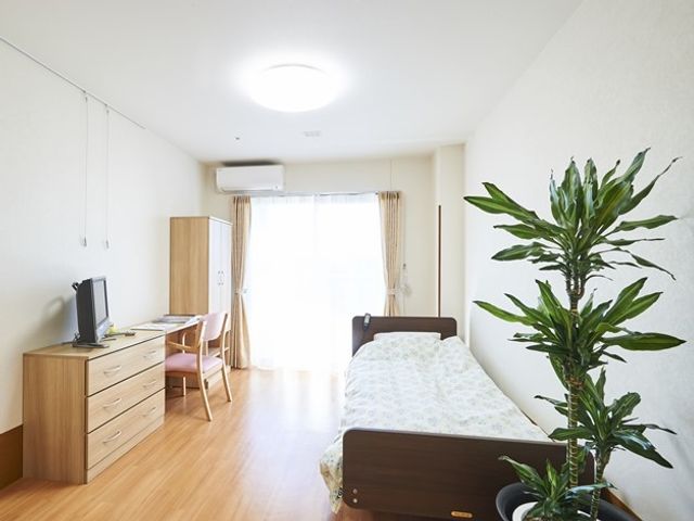 居室の明るい空間 居室 ゆとりある居室では、窓から差し込む自然光が心地よい空間を演出しており、明るく快適な日々を過ごせます。