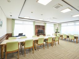 緑の椅子の明るい食堂