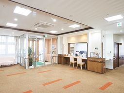 広々とした明るいロビー