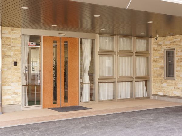 施設の温かなエントランス