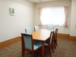 会議室のシンプルな内観