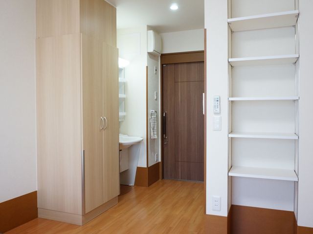 洋室の収納と洗面所 収納 整理された収納と清潔感のあふれる洗面所が見られる居住スペース。実際にお仕事でこの環境を整えるお手伝いができます。